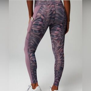 NWT Fabletics On The Go High Waisted 7/8 Ankle Chrome Plum Leggings Size Med 8
